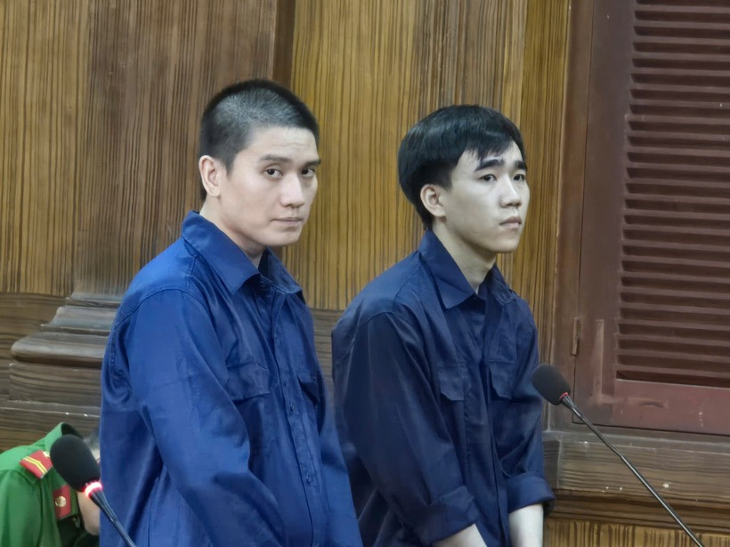 Hai bị cáo Nguyễn Tiến Quang và Võ Phi Sơn. Ảnh: Thanh Niên