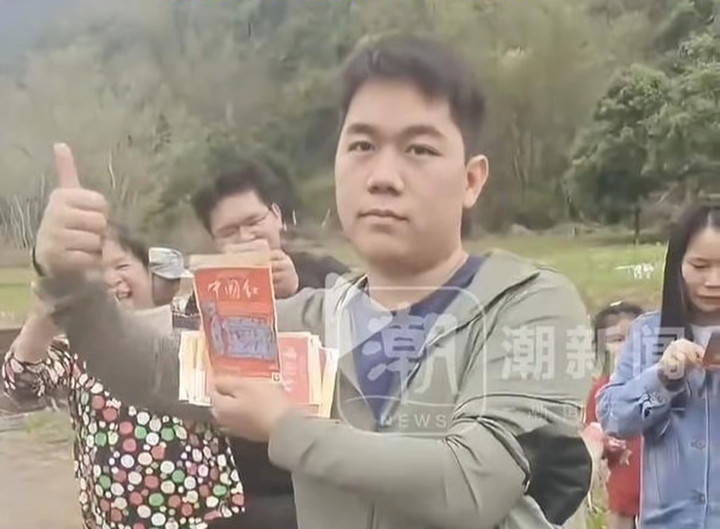 Người đàn ông mang tổng cộng 60 tấm vé số cào đến mộ tổ tiên trong một lễ hội gần đây. (Ảnh: Handout)