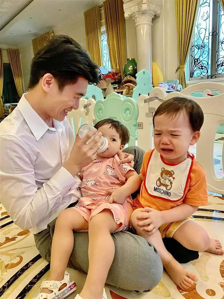 Con trai bầu Hiển lộ ảnh ở nhà chăm con khác hẳn khi lên đồ làm chủ tịch