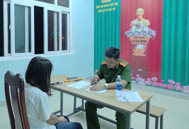 Công an Quảng Nam thông tin về clip trẻ 20 tháng tuổi bị xách ngược đánh tới tấp ảnh 1