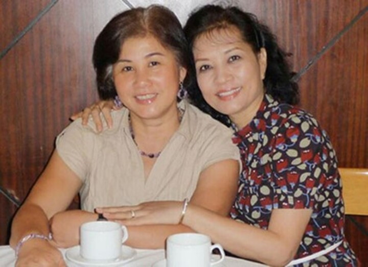 Nghệ sĩ Thúy An (trái) và nghệ sĩ Hà Xuyên hội ngộ vài năm trước.