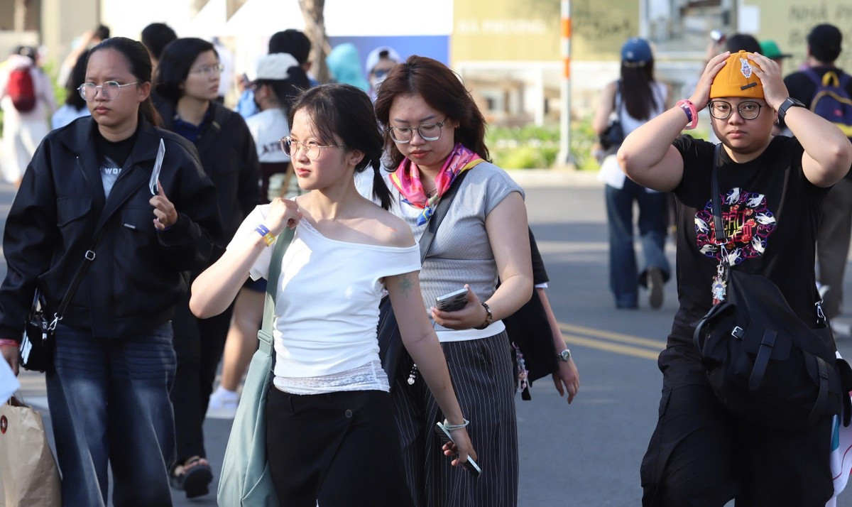 Đội nắng, ngồi la liệt dưới đất chờ xem Chị đẹp ảnh 3