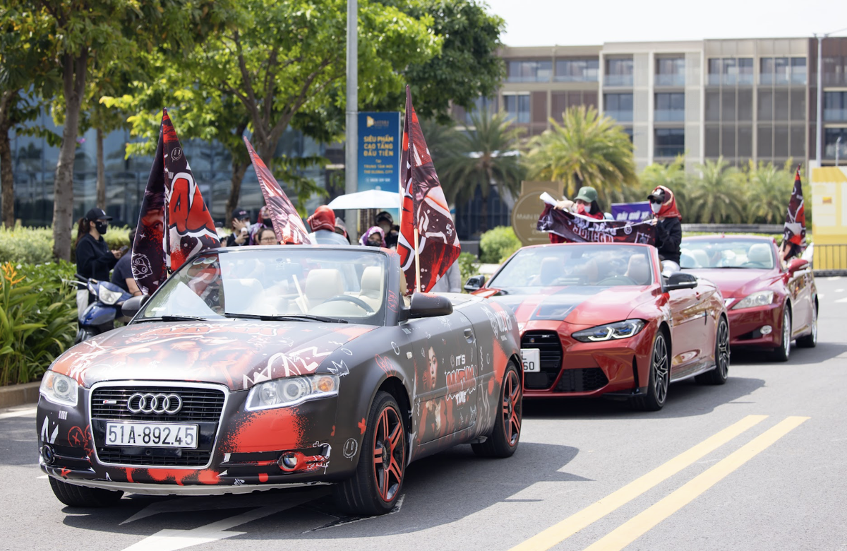 Đội nắng, ngồi la liệt dưới đất chờ xem Chị đẹp ảnh 6