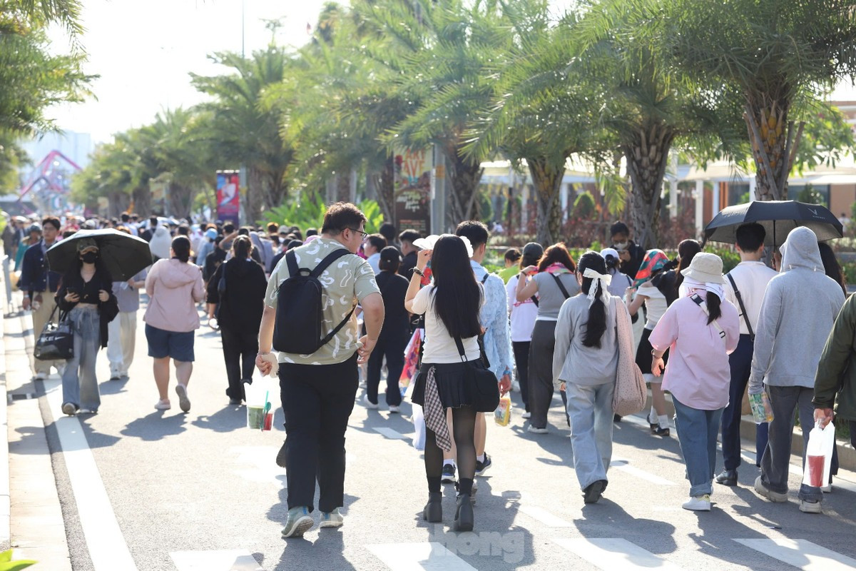 Đội nắng, ngồi la liệt dưới đất chờ xem Chị đẹp ảnh 11