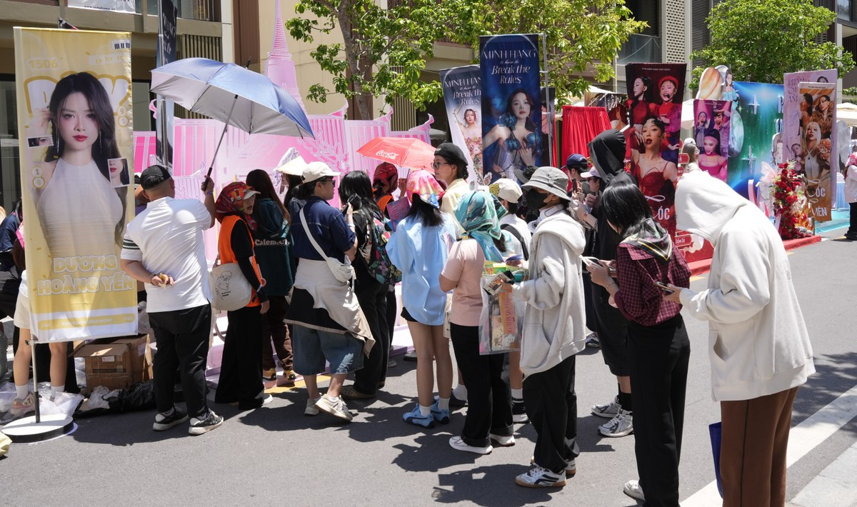 Đội nắng, ngồi la liệt dưới đất chờ xem Chị đẹp ảnh 9