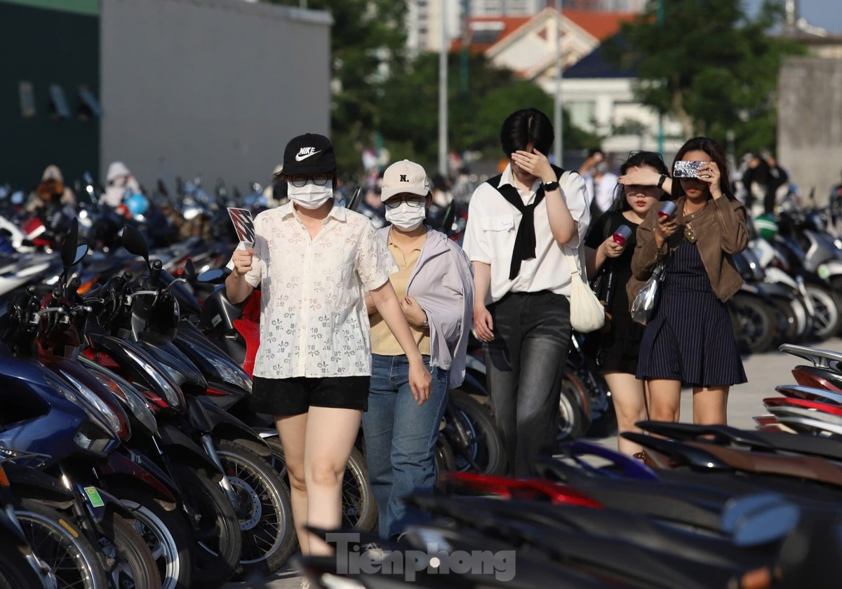 Đội nắng, ngồi la liệt dưới đất chờ xem Chị đẹp ảnh 1