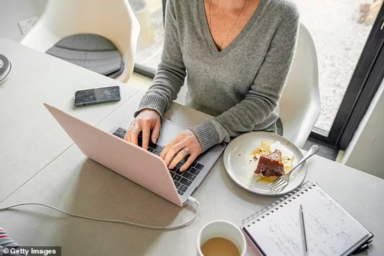 Gõ bàn phím 21 triệu lần để giả vờ làm việc, nữ cảnh sát bị đuổi khỏi ngành