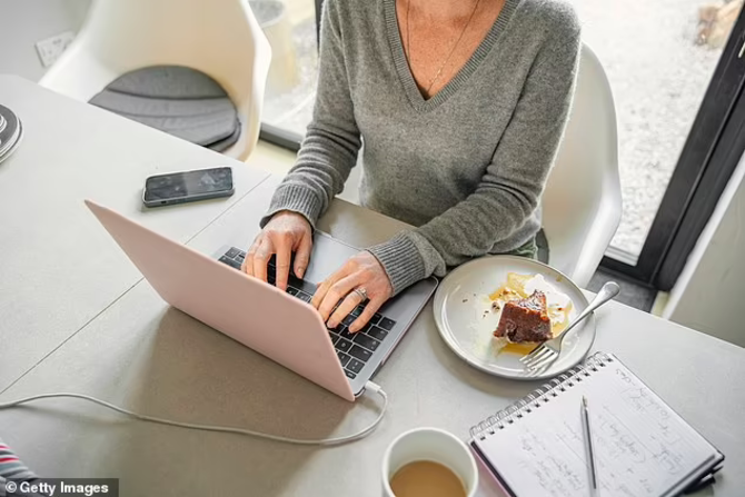 Nữ cảnh sát chỉ gõ bàn phím mà không hề làm việc.