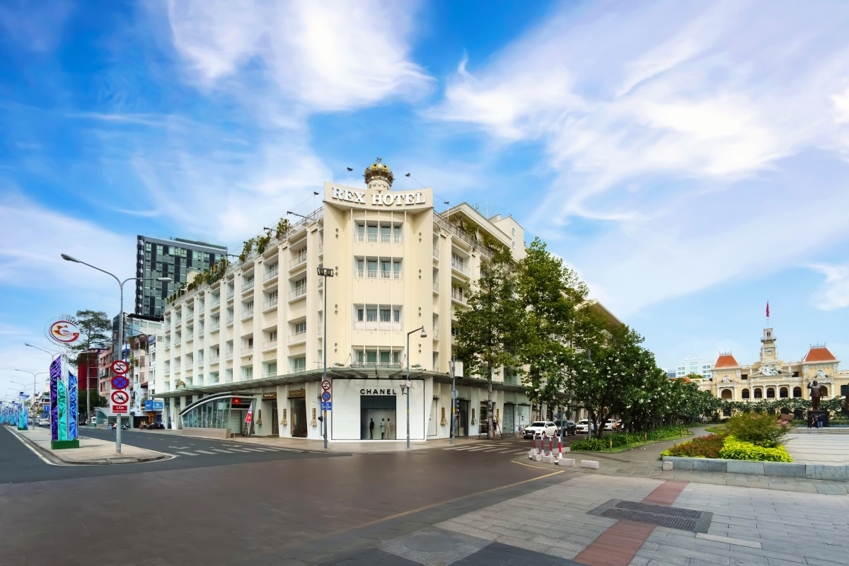 Hết sạch phòng khách sạn view xem diễu binh từ sáng 29/4, có nơi hạng phòng 35 triệu/ đêm cũng bán hết- Ảnh 1.