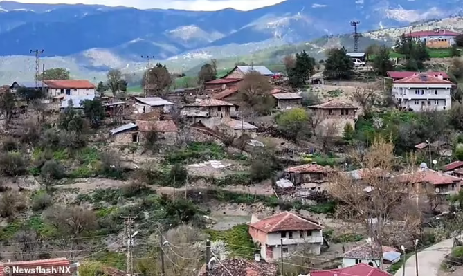 Làng Gokova có vị trí biệt lập, dẫn đến sự phổ biến hôn nhân cận huyết..