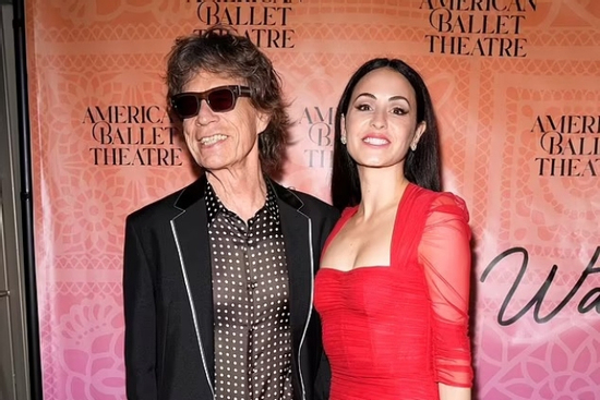 Ngôi sao 81 tuổi bí mật đính hôn cùng tình trẻ