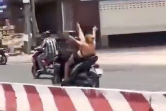 Thót tim thấy người phụ nữ mặc áo yếm thả 2 tay, giơ cao chân nhún nhảy khi lái xe máy