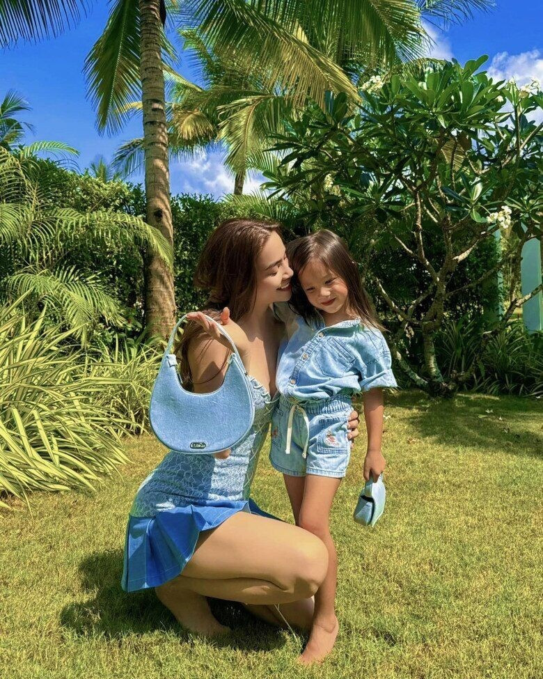 Con gái Hà Hồ mặc bikini đọ dáng hệt siêu mẫu nhí với mẹ