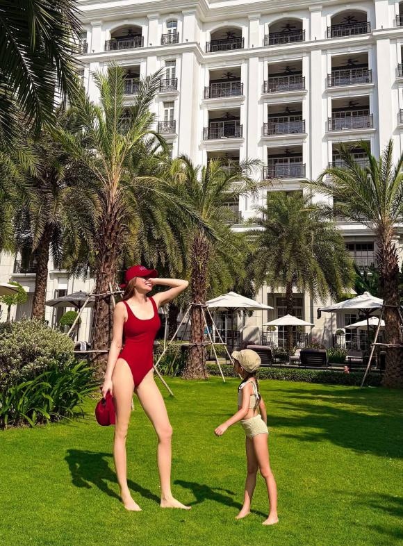 Con gái Hà Hồ mặc bikini đọ dáng hệt siêu mẫu nhí với mẹ