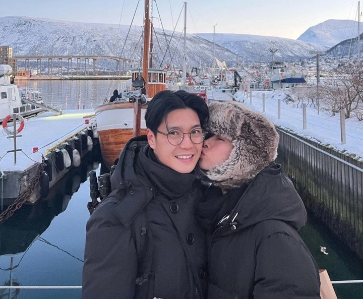 Để hâm nóng tình cảm, cặp đôi thường dành thời gian đi du lịch nhiều nơi trên thế giới, tận hưởng trọn vẹn từng giây phút bên nhau.