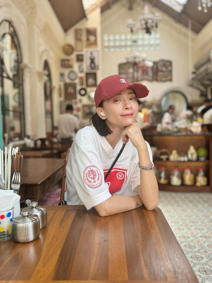 Có cuộc sống hạnh phúc, Ngô Thanh Vân được khen ngày càng nữ tính, trẻ trung ở tuổi 46. Tính cách cô cũng cởi mở, vui vẻ hơn so với trước khi lấy chồng.