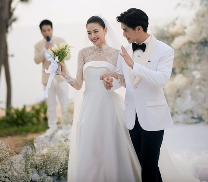 Ngô Thanh Vân tổ chức đám cưới vào tháng 5/2022 tại Đà Nẵng. Cô bày tỏ, sau hơn 10 năm chờ đợi với sự cô đơn, Huy Trần đã xuất hiện như định mệnh của cuộc đời.