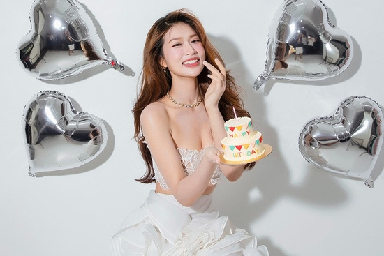 Hoa hậu Đoàn Thiên Ân xinh đẹp, quyến rũ đón tuổi 25