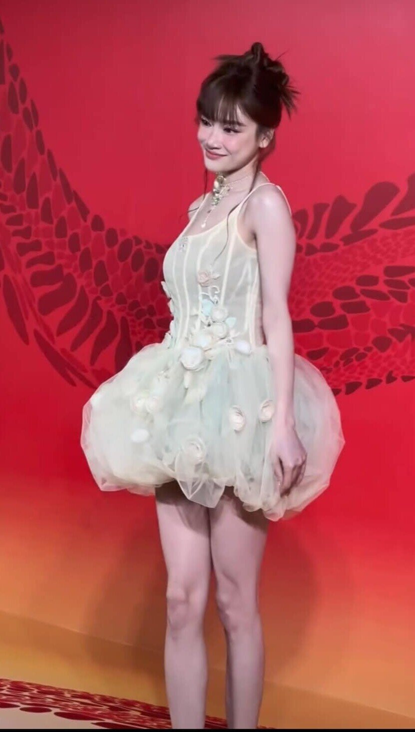 Ngoài đôi mắt lão hóa Nhã Phương sở hữu khuyết điểm khó sửa