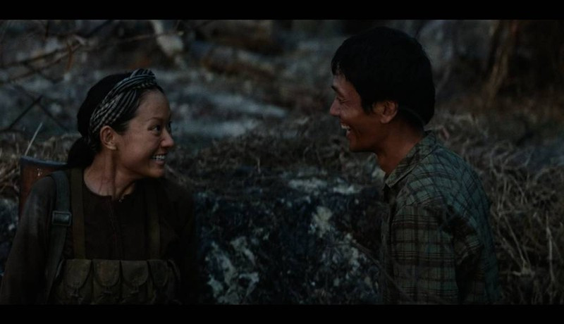 Vì sao đạo diễn Bùi Thạc Chuyên lên tiếng xin lỗi về chuyện tình Tư Đạp - Ba Hương trong 'Địa đạo'?- Ảnh 3.