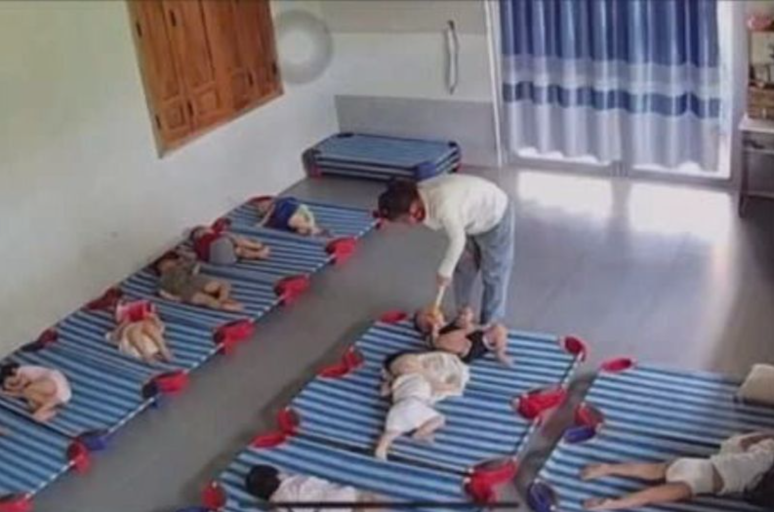 Vụ chủ nhóm trẻ đánh đập cháu bé 20 tháng: Nạn nhân chấn động não, chấn thương nhiều chỗ - Ảnh 1.