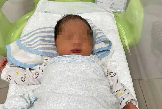 Bé trai chào đời được nửa ngày, mẹ bỗng nhiên rời đi mất liên lạc