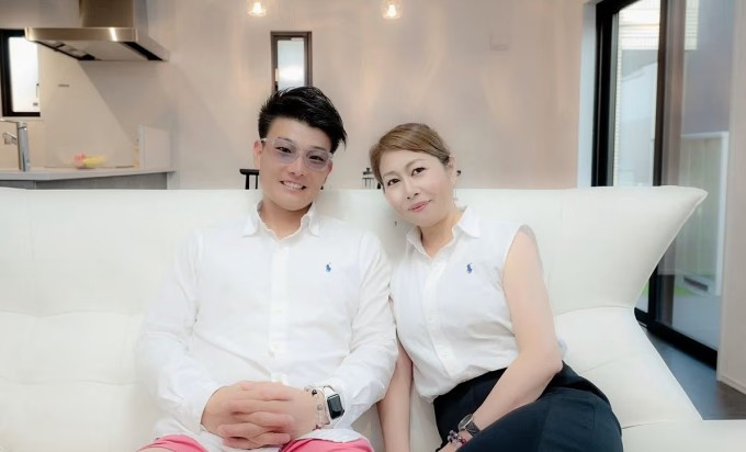 Chàng trai 32 tuổi cưới vợ 53 tuổi, câu chuyện phía sau khiến ai nấy đều ngỡ ngàng- Ảnh 2.