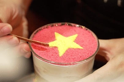 Decor cờ đỏ sao vàng trên đồ uống, quán cà phê không đủ chỗ cho khách checkin