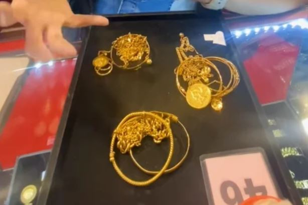 Dọn dẹp chiếc giường cũ, bất ngờ phát hiện gói vàng trị giá 500 triệu đồng- Ảnh 1.