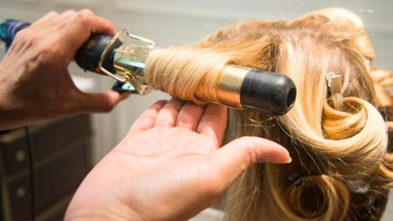 List 5 kiểu tóc xoăn yêu kiều nữ tính giúp cô nàng mặt vuông trở nên thanh thoát - Ảnh 4.