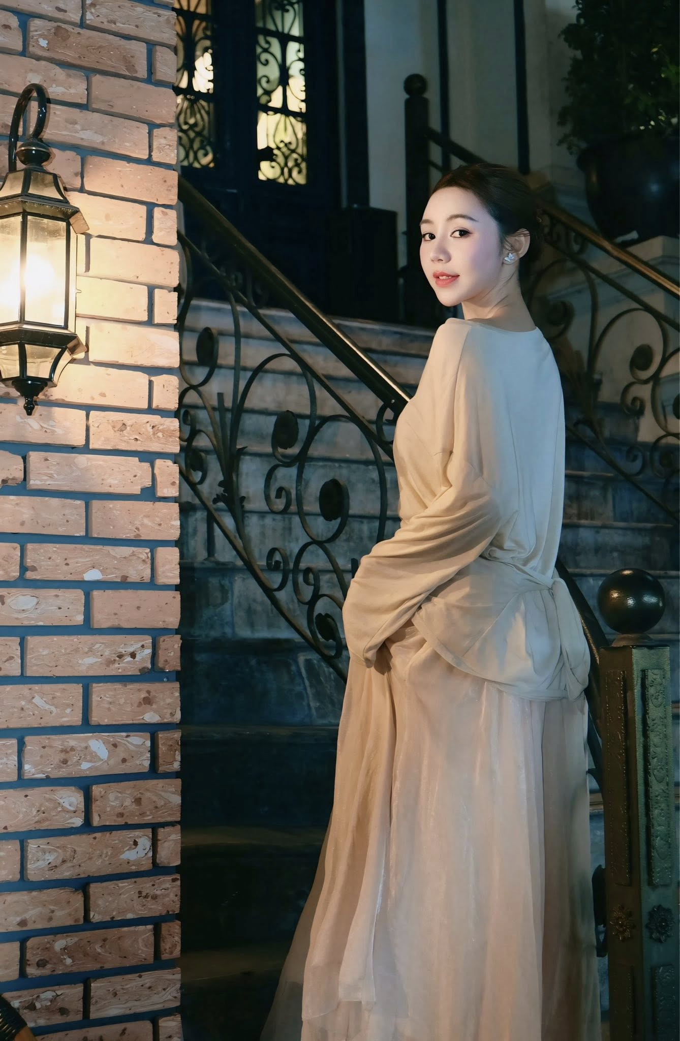 Quỳnh Kool diện áo mỏng tang khoe xương quai xanh quyến rũ- Ảnh 4.