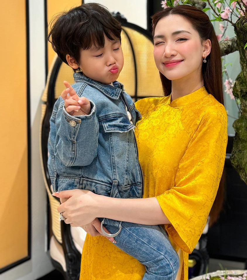 Bé Bo nói 4 chữ với bố, cư dân mạng ào vào khen lia lịa: Chứng tỏ Hoà Minzy dạy con xịn cỡ này!- Ảnh 1.