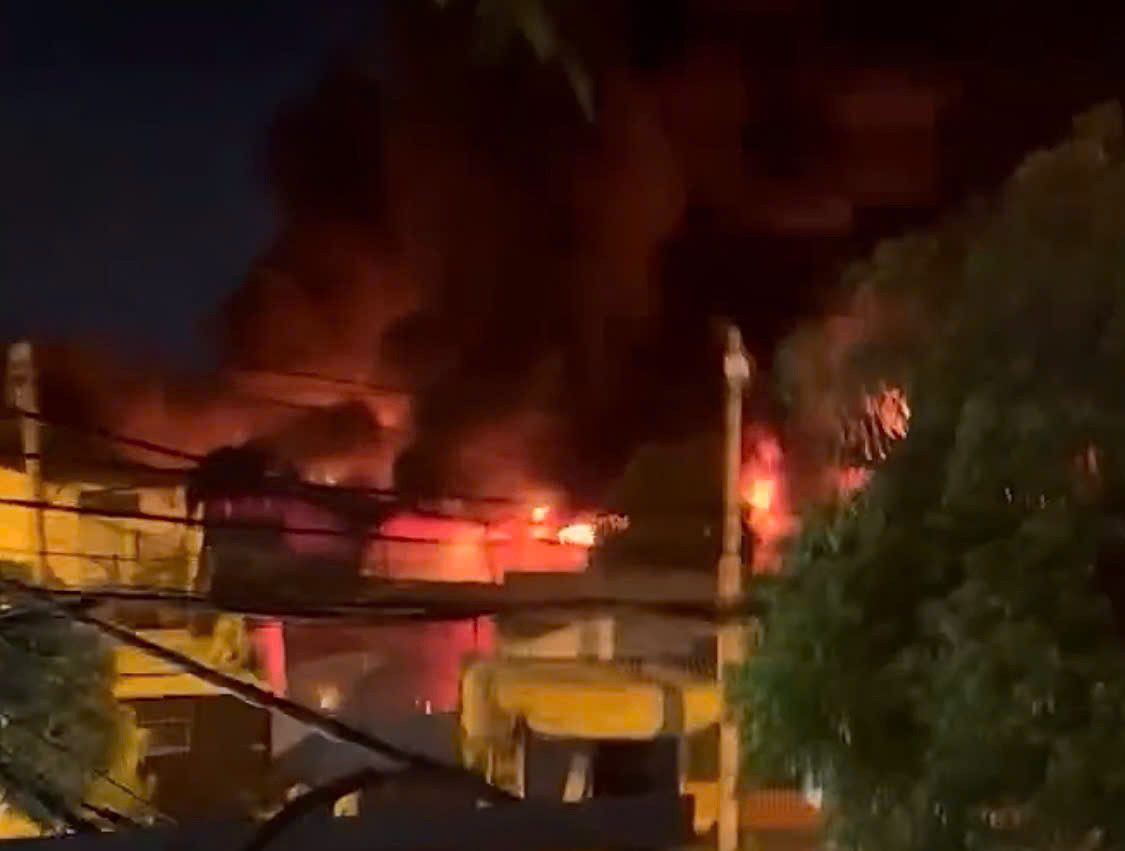 Cháy dữ dội cửa hàng bán đồ thể thao lúc nửa đêm- Ảnh 2.