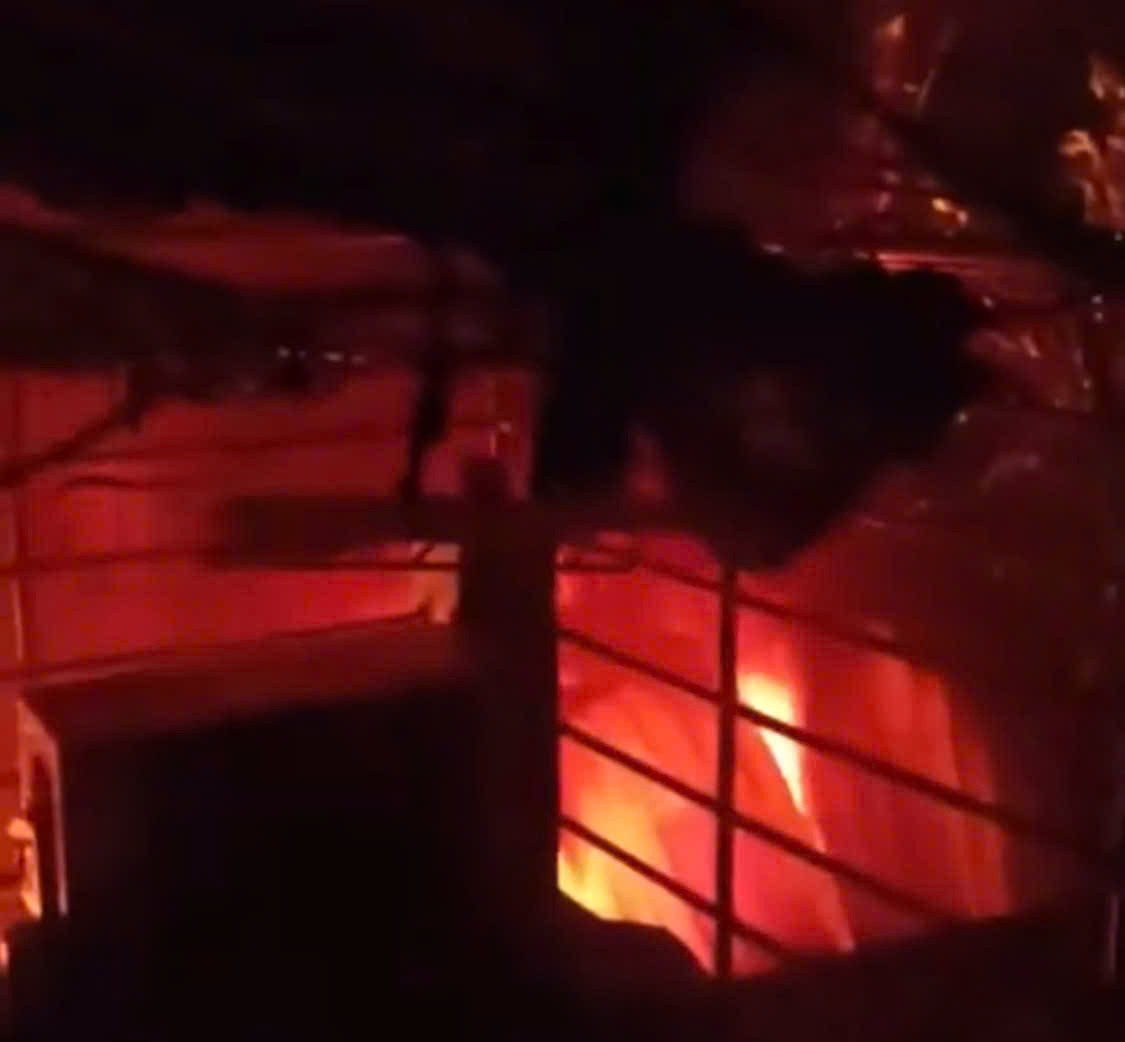 Cháy dữ dội cửa hàng bán đồ thể thao lúc nửa đêm- Ảnh 1.