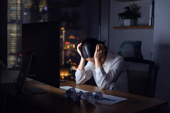 Cô gái chết trong phòng trọ, dân mạng than 'chỉ có sếp tìm khi bạn vắng mặt'