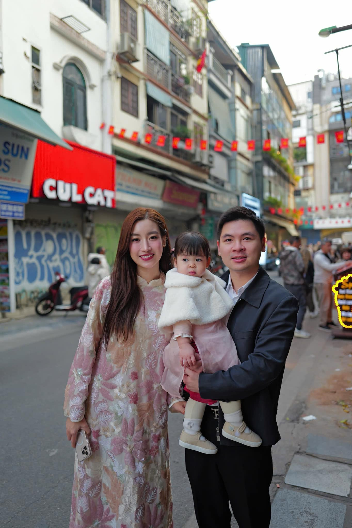 Đỗ Mỹ Linh lộ mặt mộc nhợt nhạt khi ra đường cùng ái