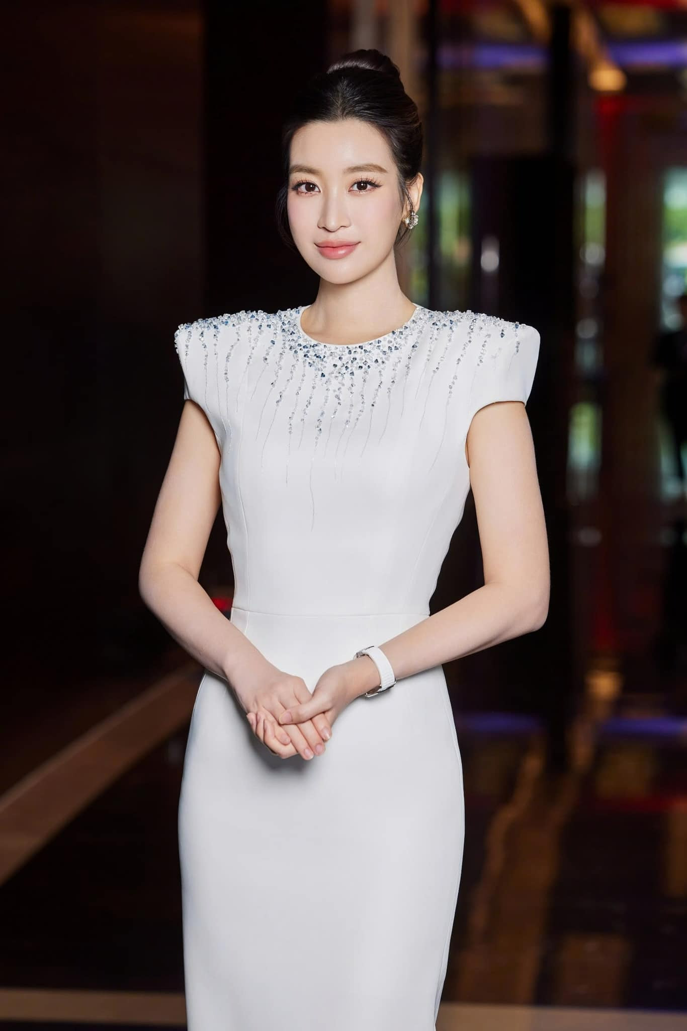 Đỗ Mỹ Linh lộ mặt mộc nhợt nhạt khi ra đường cùng ái