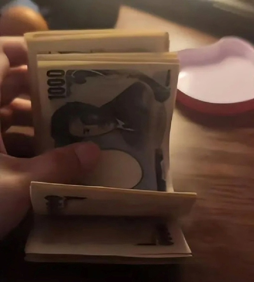 Vợ anh chuẩn bị một lọ đựng tiền với 260.000 yên (43 triệu đồng) để anh chi tiêu hàng ngày. Ảnh: Baidu.