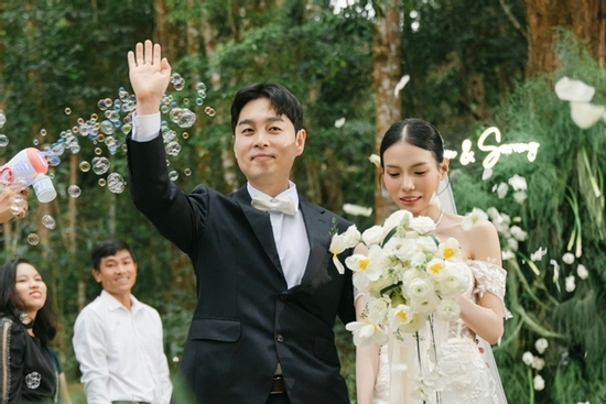 Lấy chồng hơn 14 tuổi, cô gái Quảng Nam tổ chức đám cưới ‘lạ lùng’ giữa rừng