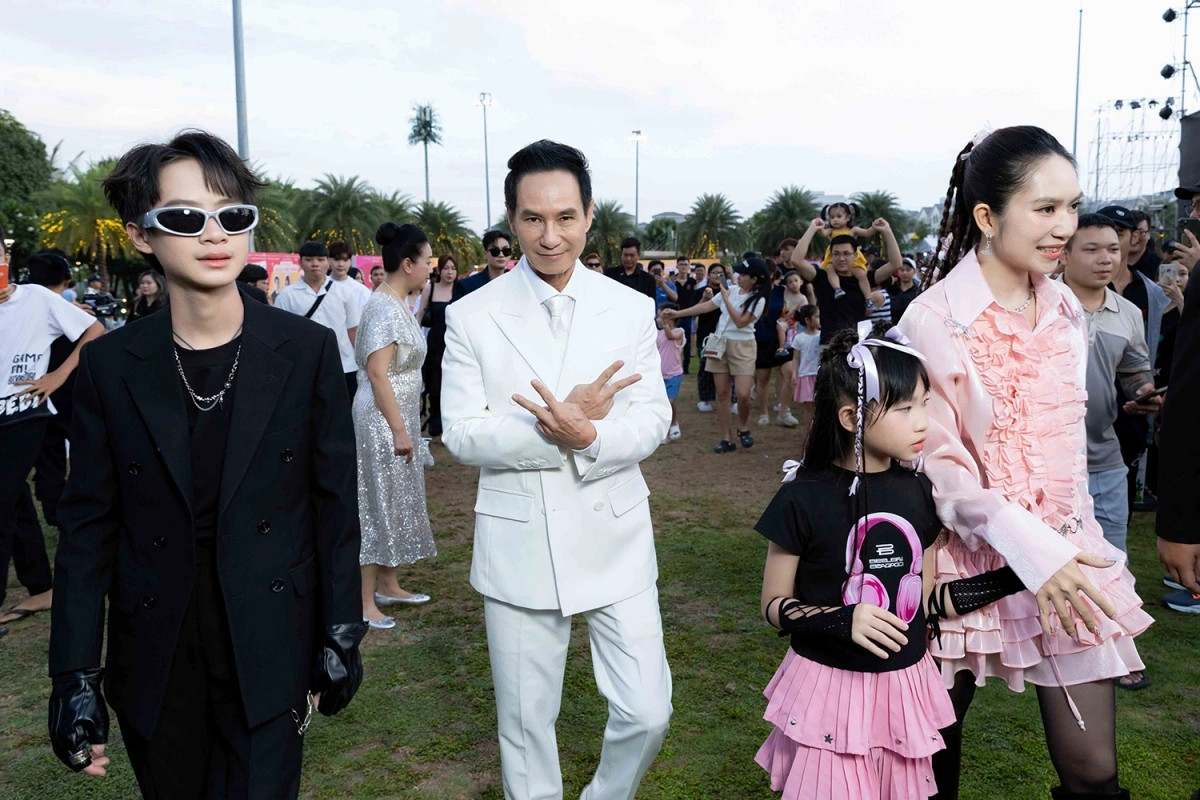 le tuan khang lan dau cam micro cung ly hai, lat mat 8 he lo 3 dai canh lon hinh anh 1