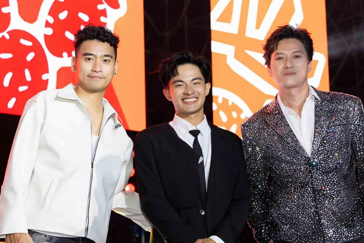 le tuan khang lan dau cam micro cung ly hai, lat mat 8 he lo 3 dai canh lon hinh anh 4