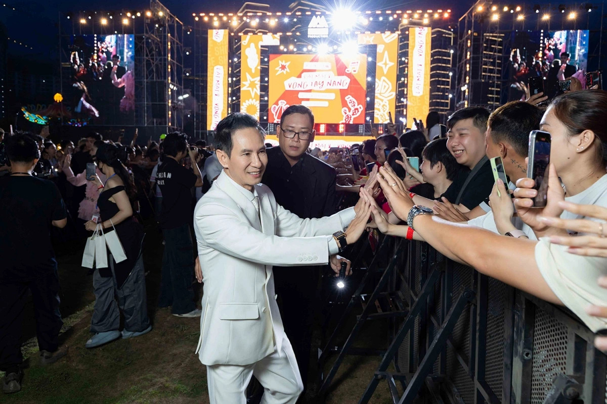 le tuan khang lan dau cam micro cung ly hai, lat mat 8 he lo 3 dai canh lon hinh anh 2