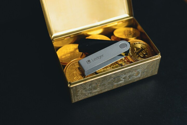 Chiếc USB chứa mã mở khóa ví Bitcoin trị giá 3,8 triệu USD bị vứt vào thùng rác. (Ảnh minh họa: Unsplash)