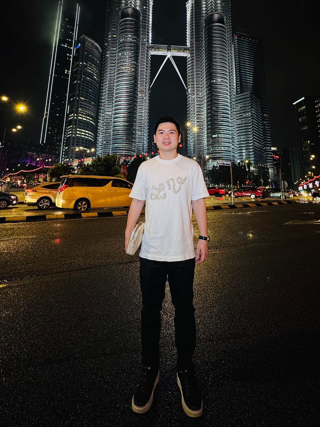 Ông xã Đỗ Mỹ Linh đeo túi cá sấu bạch tạng nửa tỷ nhìn sang mẹ chồng càng choáng váng