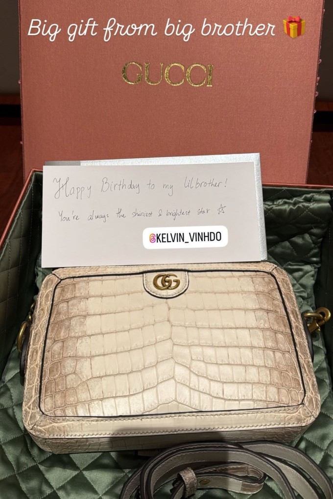 Ông xã Đỗ Mỹ Linh đeo túi cá sấu bạch tạng nửa tỷ nhìn sang mẹ chồng càng choáng váng