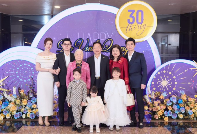 Ông xã Đỗ Mỹ Linh đeo túi cá sấu bạch tạng nửa tỷ nhìn sang mẹ chồng càng choáng váng