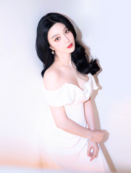 Phạm Băng Băng 'gây sốt' khi tự tin khoe mặt mộc, phong cách đời thường ở tuổi 43 - Ảnh 4