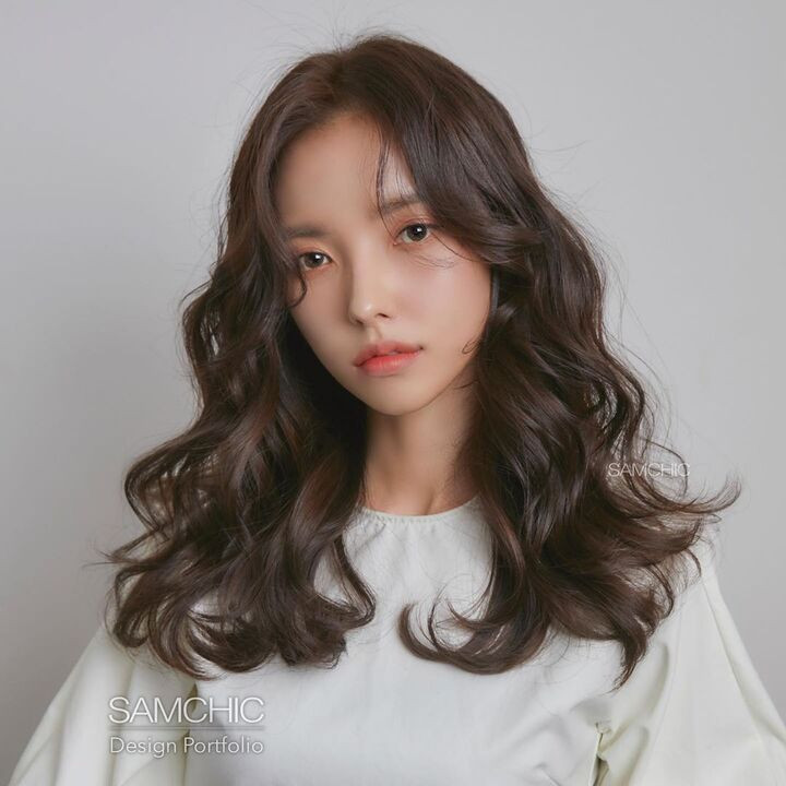 Tóc uốn sóng to rất phù hợp với những mái tóc mỏng xẹp. (Ảnh: Pinterest)