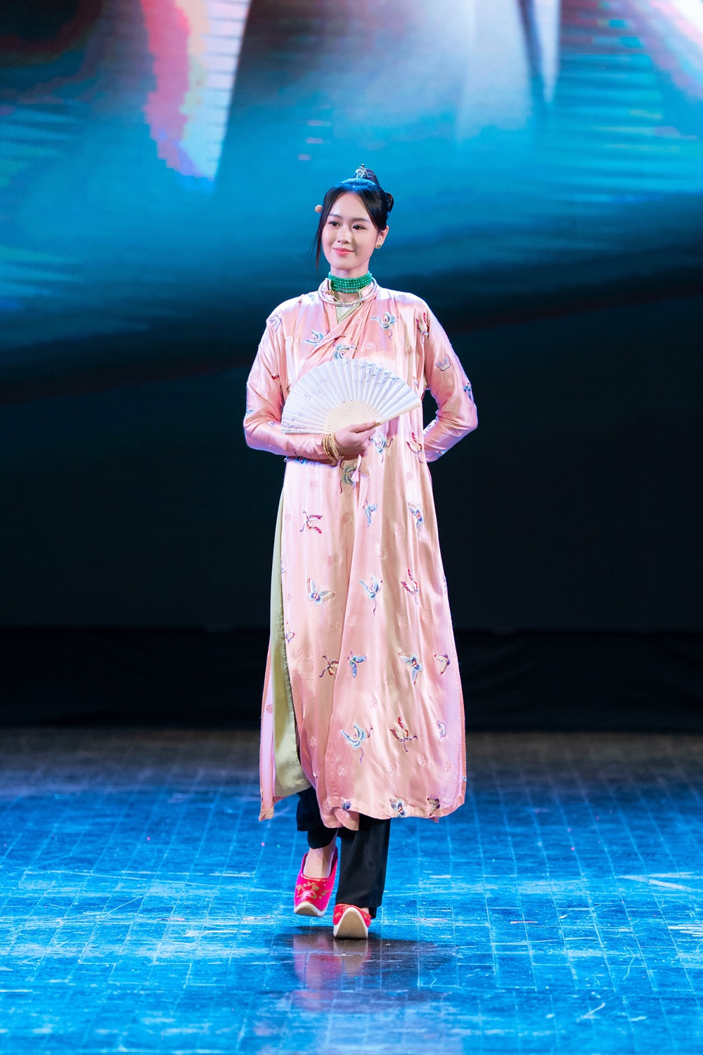 Vợ Anh Đức bối rối khi bị hỏi so sánh Trấn Thành và Victor Vũ