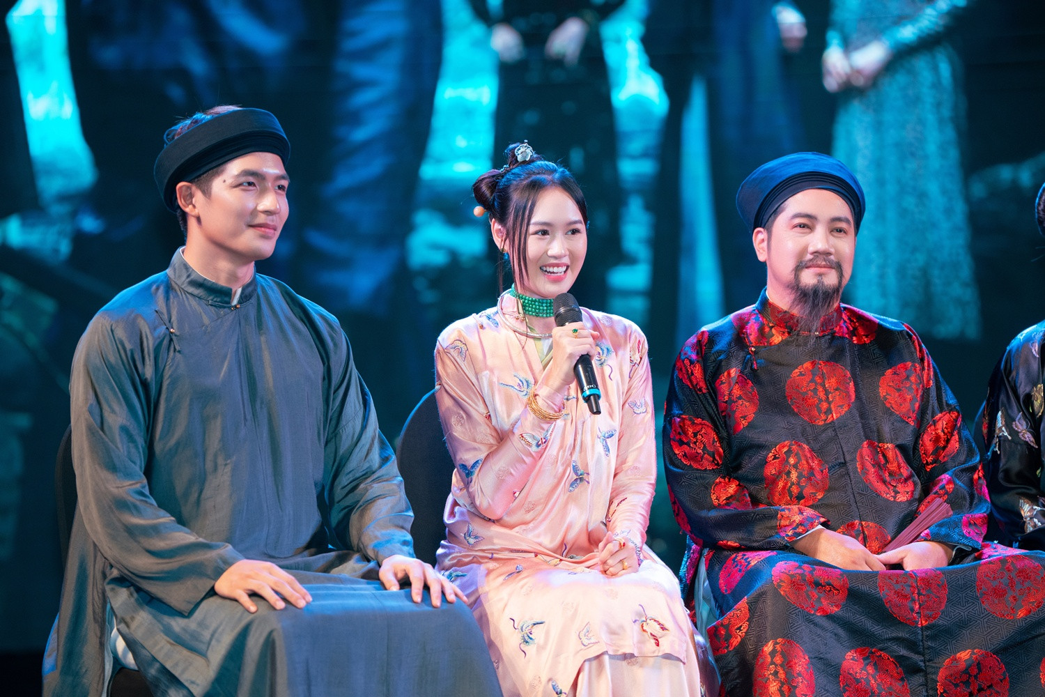 Vợ Anh Đức bối rối khi bị hỏi so sánh Trấn Thành và Victor Vũ